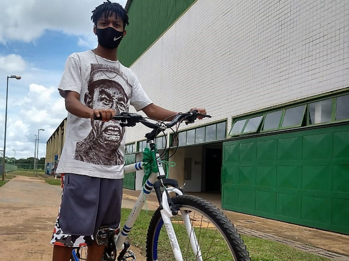 PROGRAMA ASSISTENCIAL ENTREGA BICICLETAS A JOVENS DO DF