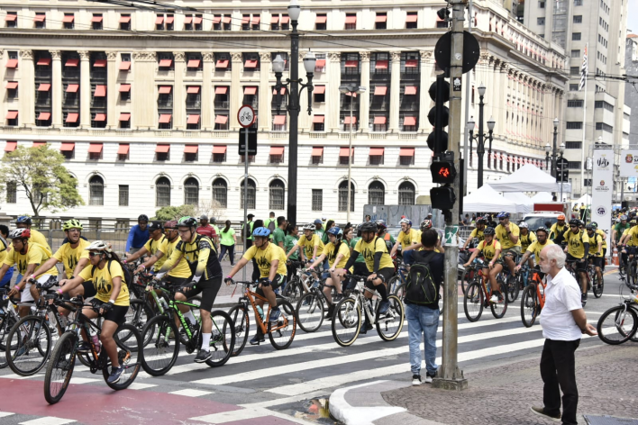 Mais de 2500 comemoram o aniversário da cidade de São Paulo pedalando